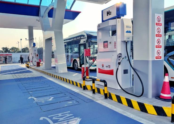 建設(shè)國(guó)際氫能谷！上海臨港新片區(qū)平霄路油氫合建站正式投運(yùn).jpg