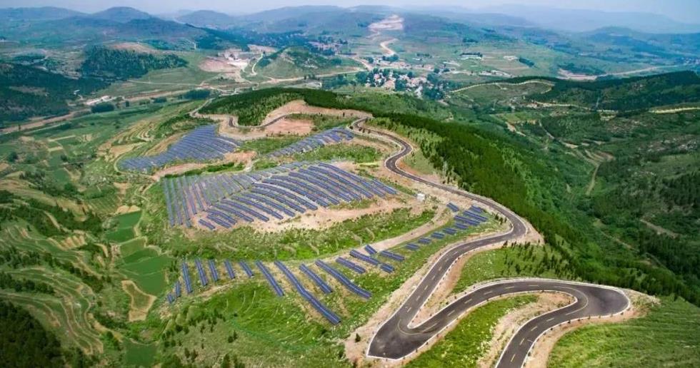 安丘利用荒山灘涂等資源，大力發展光伏發電 攝影：馬連凱.jpg