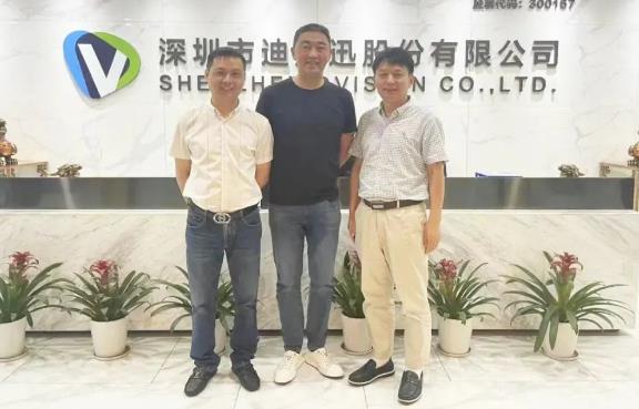 合約文件簽署時刻現(xiàn)場合影留念 合約文件簽署時刻現(xiàn)場合影留念