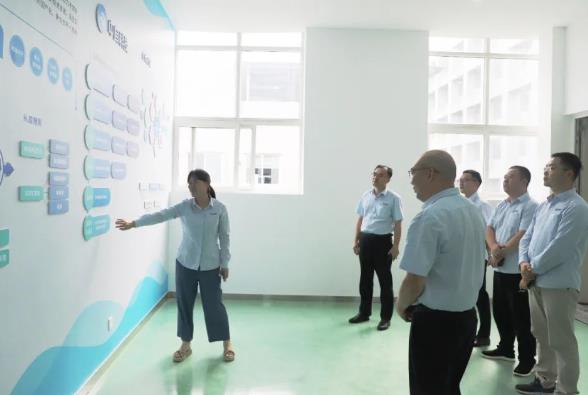 工作人員進行現場解說