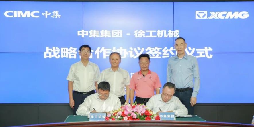 高翔與陸川代表雙方簽約，麥伯良、王民、張克、于玉群見證