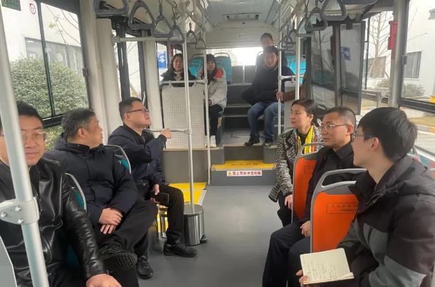 成都市經信局領導一行實地調研成都新研并試乘氫能公交.jpg 成都市經信局領導一行實地調研成都新研并試乘氫能公交.jpg